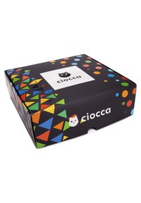 Scatola nera con motivi geometrici colorati e pois. Presenta un logo bianco centrato in cima con un design di un gatto giocoso.