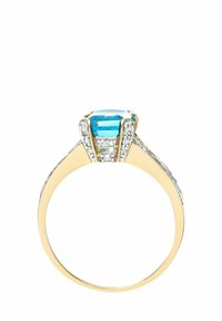 Zlatni prsten s plavim draguljem u obliku smaragda, oko kojeg se nalaze mali prozirni kamenčići, s unosnim bočnim detaljima i sjajnom završnom obradom.