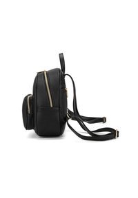 Zwarte rugzak van gestructureerd leer, met goudkleurige ritsen, een ronde vorm en verstelbare banden. Zijvak zichtbaar.