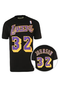 Camiseta negra con "LAKERS" en púrpura y amarillo, el número "32" en el frente y "JOHNSON 32" en la parte de atrás con colores a juego.