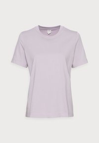 Ljuslila bomullströja, korta ärmar, rund halsringning, enkel design med rak fåll. Mjuk textur, inga synliga mönster eller dekorationer.