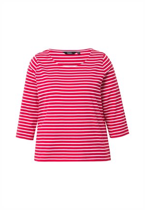 Rood en wit gestreepte shirt met een brede halslijn en driekwartmouwen, gemaakt van een zachte stof, met uniforme horizontale lijnen.