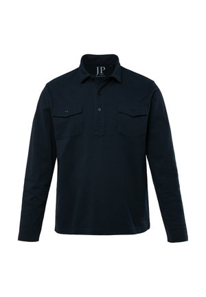 Polo de manga larga en color navy, fabricado con tejido suave, que presenta una tapeta de botones, dos bolsillos en el pecho con solapas y detalles cosidos.