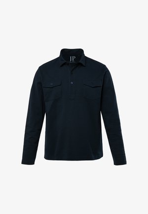 Mørkeblå langærmet polo-shirt lavet af blødt stof, med knaplukning, to brystlommer med klapper og syede detaljer.