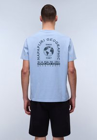 Napapijri - DATI - Print T-shirt - soft chambr i83 Thumbnail Image 1