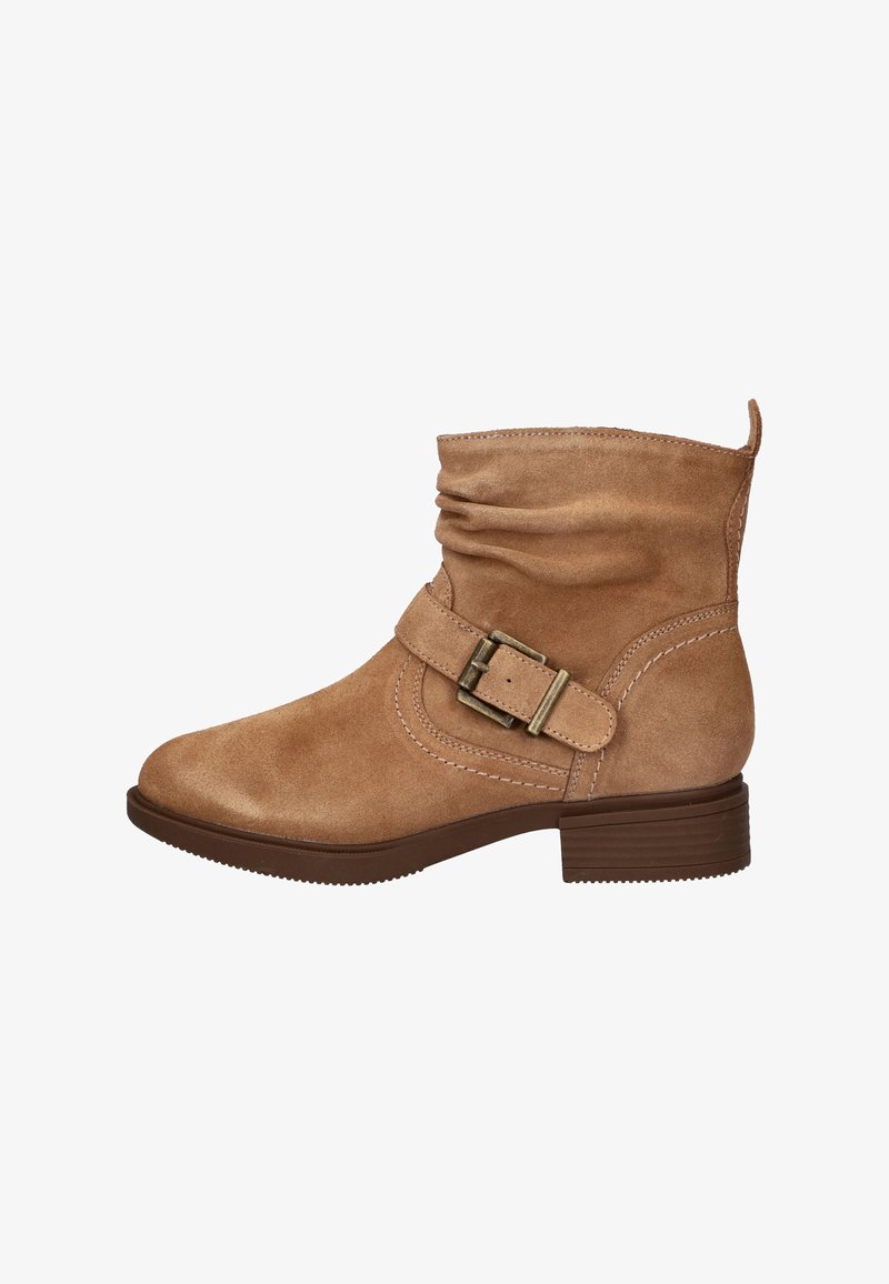 Bruine suède enkelboot met een versleten schacht, decoratieve gespband en lage gestapelde hak. Heeft contrasterende stiksels en een gestructureerd oppervlak.