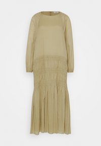 Kakifärgad långärmad klänning med rund halsringning och elastisk dragsko i midjan, med en utsvängd, lager-på-lager kjol och ett mjukt, lätt material.