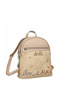 Sac à dos beige Anekke avec motifs de soleil et d'étoiles, texte brodé, poche avant zippée et bretelles réglables sur fond blanc.