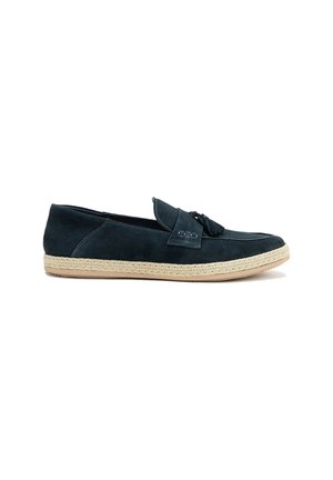 Mocasines de ante azul marino oscuro para hombre con detalle de borlas y suela trenzada de color natural, vistos de lado sobre fondo blanco.