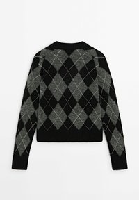 Pull en argyle noir et gris avec manches longues, design court, ourlet côtelé et accents de couture blanche sur les formes en losange.
