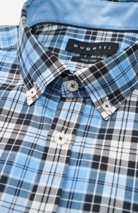 Camicia a quadri con colori blu, nero e bianco. Collo button-down con due bottoni e un colletto interno blu liscio. Etichetta del marchio visibile.