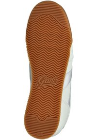 Bílé tenisky se stříbrnými akcenty, gumovou podrážkou s vlnkovým vzorem a logem embosovaným na spodní straně. Velikost 37.