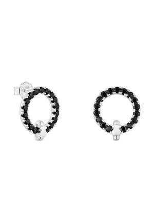 Srebrne kolczyki na sztyft w kształcie otwartych kół z małymi czarnymi kamieniami równomiernie rozmieszczonymi wokół każdego koła.