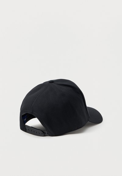 Casquette de baseball noire ajustable avec fermeture à pression en plastique, vue de l'arrière sur un fond blanc uni.
