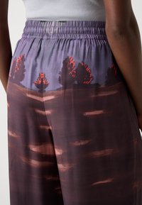 Lacoste Auduma bikses - neva purple