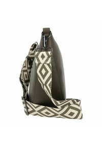 Bolso de cuero verde oliva con un acabado texturizado, que presenta una correa a rayas en beige y verde oscuro. Incluye herrajes metálicos para el acople.