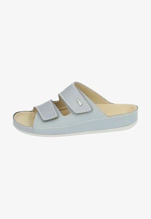 Chancla deslizante de color gris claro hecha de material sintético, con dos correas ajustables de velcro, costuras blancas y una plantilla texturizada.