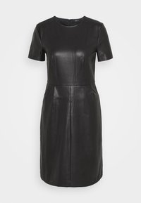 Schwarzes Lederkleid mit kurzen Ärmeln, rundem Ausschnitt, tailliertem Oberteil und geradem Rock. Verfügt über einen Reißverschluss auf der Rückseite und eine glatte Textur.