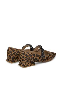 Scarpe con tacco a blocco in stampa leopardata con punta affusolata. Presentano dettagli con gemme nere sulla cinghia e una superficie in tessuto testurizzato.