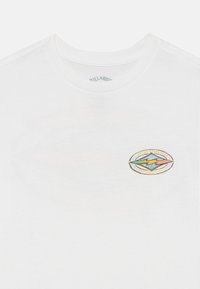 Vit t-shirt i bomull med en liten, färgglad cirkulär logotyp med stiliserade vågor och text. Klassisk rund halsringning, mjuk textur.