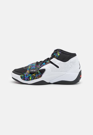 Mid-top basketbalschoen in wit, zwart en multicolor abstract patroon met veters en een band over de middenvoet op een effen witte achtergrond.