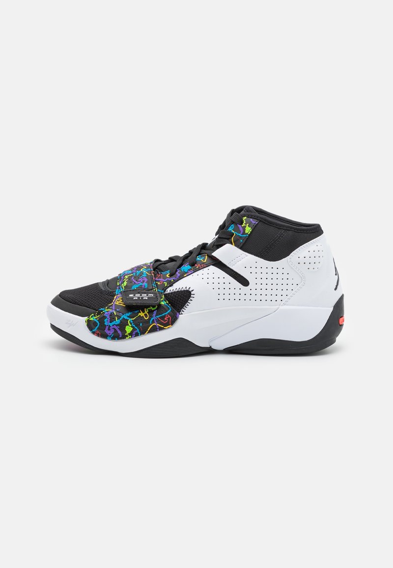Chaussure de basket mid-top blanche, noire et à motif abstrait multicolore avec lacets et une sangle sur le médio-pied sur fond blanc uni.