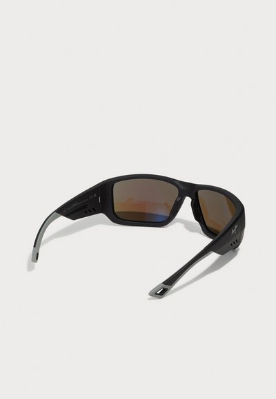 Lunettes de soleil noires avec des verres dégradés marron, design léger, accents en caoutchouc et branches texturées pour une meilleure prise. Forme élégante et angulaire.