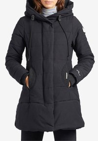 Svart pufferjacka med huva, framknäppning med knappar, ribbade detaljer på fickorna och quiltad textur. Justerbara dragsnören på huvan.