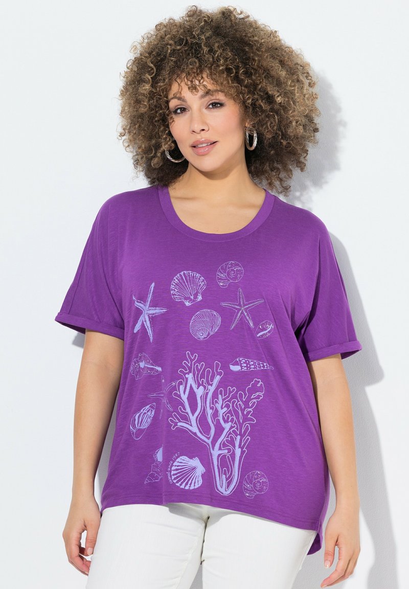 Camiseta morada de manga corta, con un diseño en azul claro de conchas y coral. Tela suave con un corte relajado.