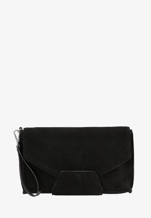 Bolso de mano rectangular negro con textura de ante, cierre de solapa y correa de muñeca adjunta con cierre metálico.
