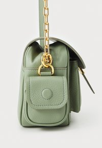 Sac à main en cuir vert à la forme structurée, doté d'une chaîne dorée et d'une poche avant avec un détail de rabat circulaire.