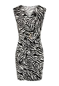 Schwarz-weißes Kleid mit Zebra-Muster und Wickeldesign, ärmellos, mit einem goldenen Schnallenakzent an der Taille. Glatte Stoffstruktur.