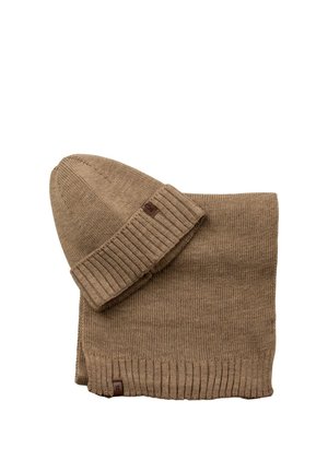 Brązowa dziergana czapka i pasujący szalik z prążkowanymi brzegami oraz małymi oznakowanymi metkami na białym tle.