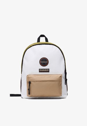 Hvid rygsæk med beige frontlomme, olivengrøn topkant, sort håndtag og Napapijri-logo patches foran.
