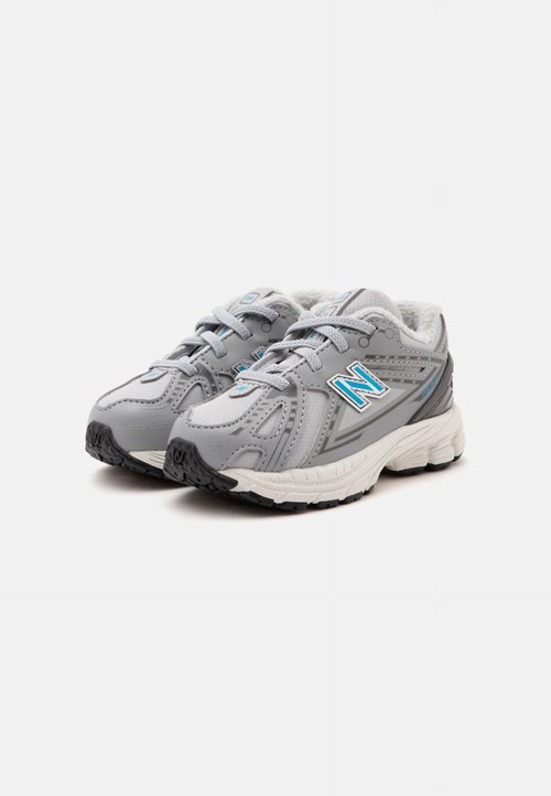 New Balance Zapatilla casual niño 1906 Gris metalizado — foto 2