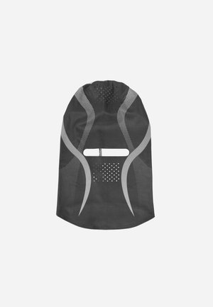 Svart balaklava med et teksturert design, som har grå akenter og perforerte områder for ventilasjon. Inkluderer åpning for ansiktet og justerbar snor på toppen.