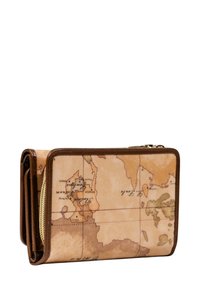 Portafoglio marrone con un design di una mappa del mondo vintage, realizzato in materiale sintetico con superficie texturizzata e chiusura a zip su un lato.