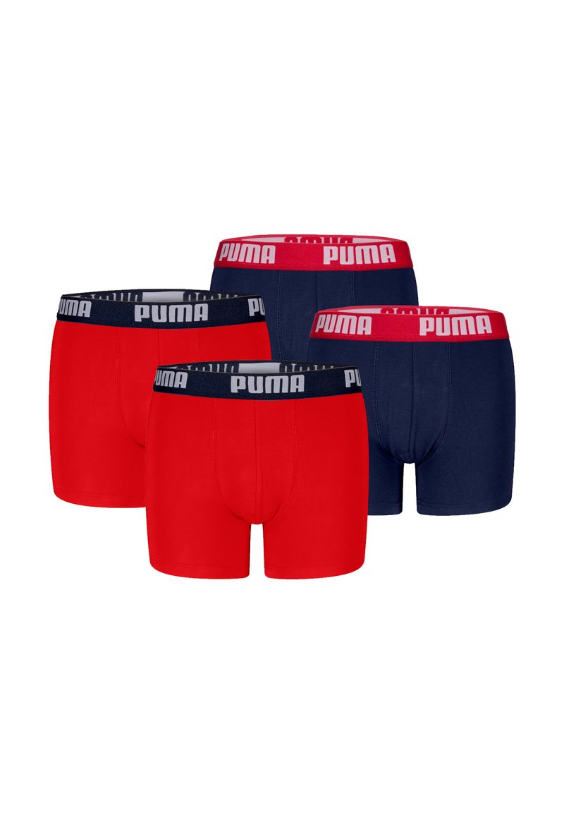 Vier Paare Boxershorts: zwei rote und zwei marineblaue. Jedes Paar hat einen kontrastierenden elastischen Bund mit dem "PUMA"-Logo. Aus Baumwolle, im mittelhohen Design.
