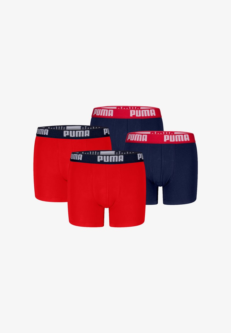 Vier Paare Boxershorts: zwei rote und zwei marineblaue. Jedes Paar hat einen kontrastierenden elastischen Bund mit dem "PUMA"-Logo. Aus Baumwolle, im mittelhohen Design.