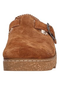 Brązowe zamszowe klapki z haftowanymi detalami, odkryty tył i metalowy klamra. Gruba, teksturowana podeszwa z nakrapianym wzorem. Widok z przodu.