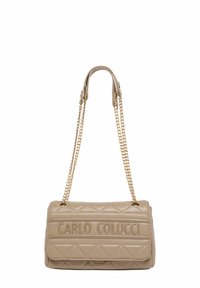 Beige quiltet lædertaske med et håndtag af guldkæde. Fremhæver mærkenavn i relief og rektangulær form, hvilket tilføjer tekstur og kontrast.