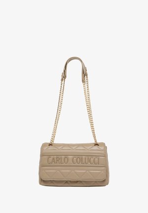 Sac en cuir matelassé beige avec une anse en chaîne dorée. Présente le nom de la marque embossé et une forme rectangulaire, ajoutant texture et contraste.