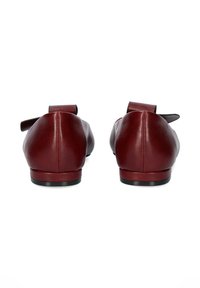 Ballerine in pelle color borgogna con una texture liscia, tacco arrotondato e piccolo dettaglio a fiocco sul retro. Design minimalista con silhouette elegante.