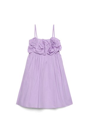 Vestito senza maniche lilla con sottili spalline, caratterizzato da dettagli arricciati sul tessuto del petto e una gonna raccolta.
