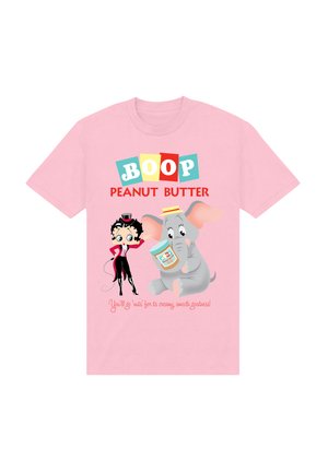 Lyserød bomulds t-shirt med et grafisk design af en karakter og en elefant, der holder et glas, med teksten "BOOP PEANUT BUTTER" ovenfor.
