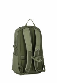 Sac à dos vert avec des bretelles et un dos rembourrés et ajustables. Il dispose d'une poignée supérieure, d'un tissu texturé et de boucles latérales réglables.