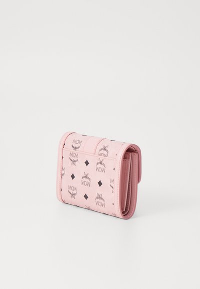 Portofel din piele sintetică roz, cu modele imprimate în relief cu logo-ul MCM negru și un design în formă de diamant. Design pliat cu un finisaj strălucitor.