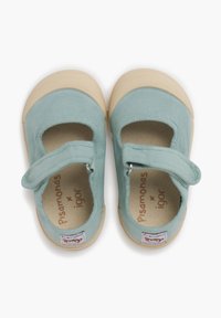 Scarpe Mary Jane di tessuto azzurro chiaro con punta arrotondata, suola in gomma beige, cinturino regolabile e etichetta del marchio all'interno.