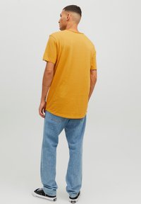Jack & Jones EBASHER O-NECK SS - Basic T-shirt - honey gold