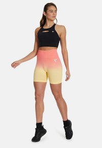 SQUATPROOF HIGH WAIST - Pantalón corto de deporte - pink orange